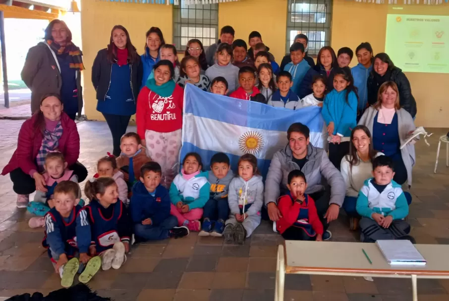 Escuela N°6312 “Juan XXIII”, San Javier, Santa Fe Grupo en el patio de un colegio, sosteniendo una bandera argentina.